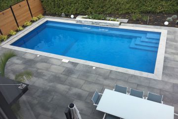 Piscine et plan d'eau